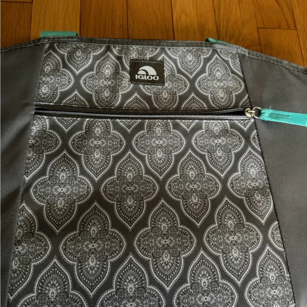 Igloo Zippered Insulated 14 can capacity Cooler Bag with compartment NWT - Picture 3 of 6
